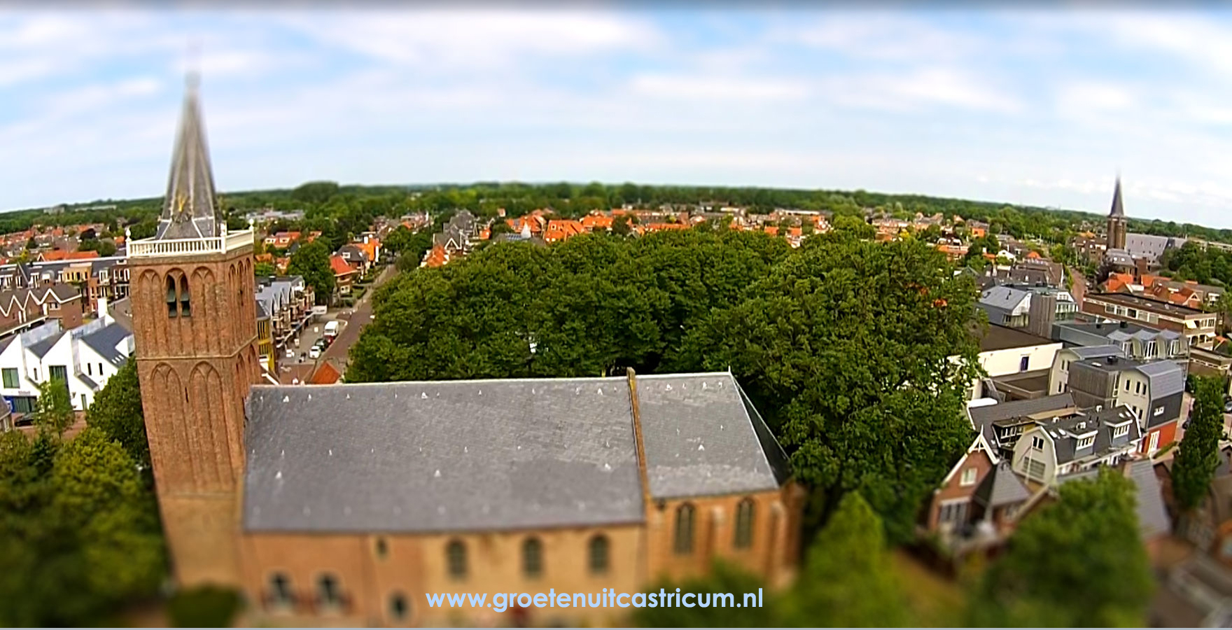 Luchtfoto van Castricum met de dorpskerk op de voorgrond