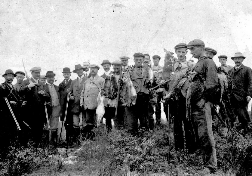 Na een jachtpartij op konijn en fazant ca 1930